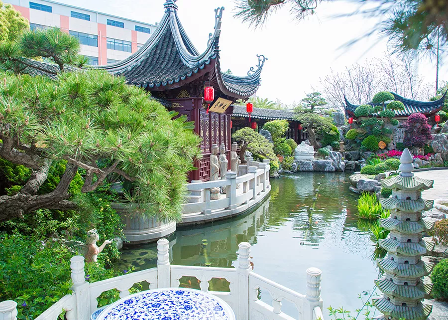收神亭前锦鲤鱼池
